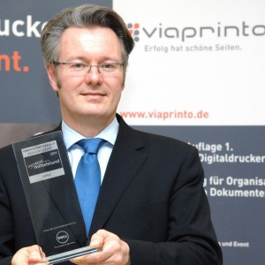 Dr-Michael-Fries-mit-dem-Innovationspreis-IT-300x300