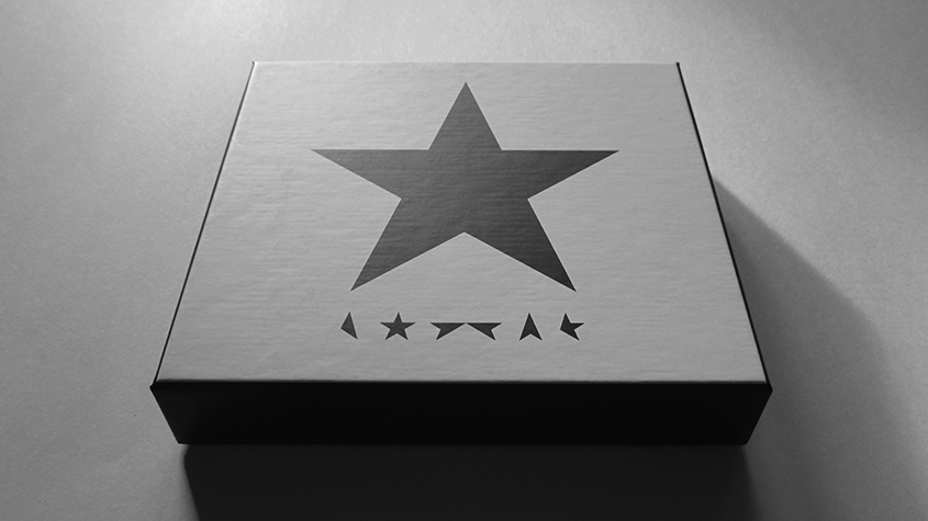 Print im Crossmedia-Mix: David Bowies Album „Black Star“.