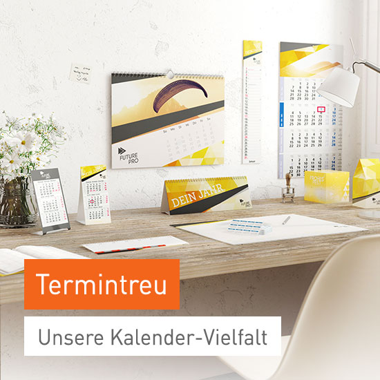 Ein Schreibtisch auf dem sechs verschiedene Kalender und ein Blumenstrauß stehen, an der Wand hängen weitere drei diverse Kalender.