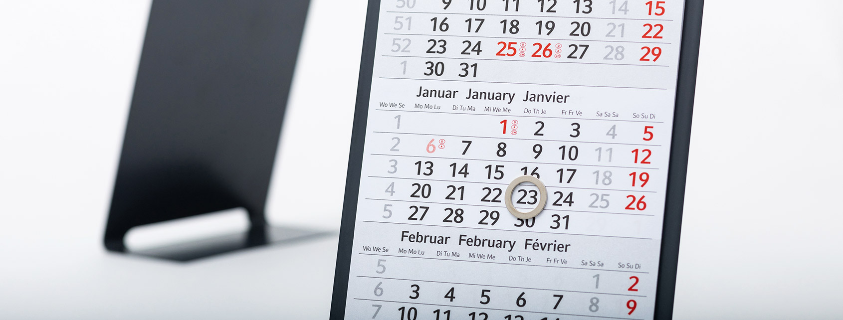 Tischkalender Metall mit dem magnetischen Datumsschieber auf dem Kalenderblatt