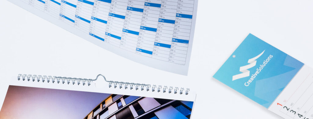 Wandkalender, Streifenkalender und Jahresplaner im Anschnitt.