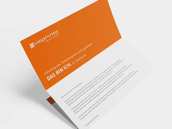 Zu sehen ist ein etwas stärkerer Bogen Papier, der gedrittelt ist und es handelt sich um einen Selfmailer