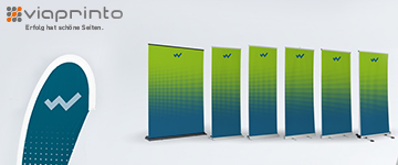 viaprinto bietet jetzt auch Werbetechnik. Neu im Portfolio: Roll Ups und Beachflags