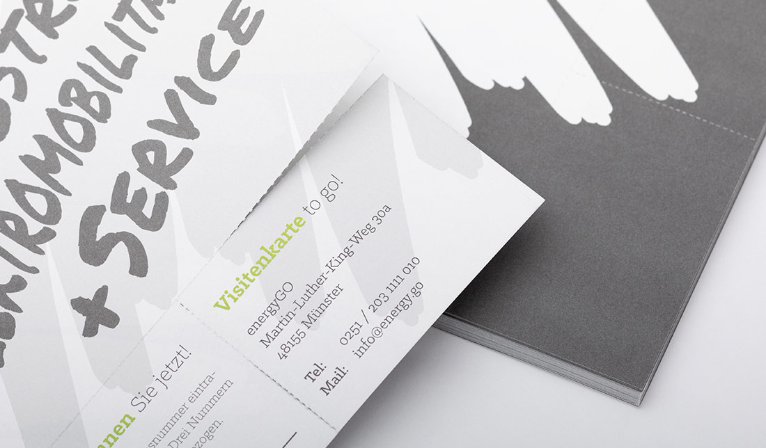 Papierflyer mit angerissener Perforation und sichtbareren Perforationslinien