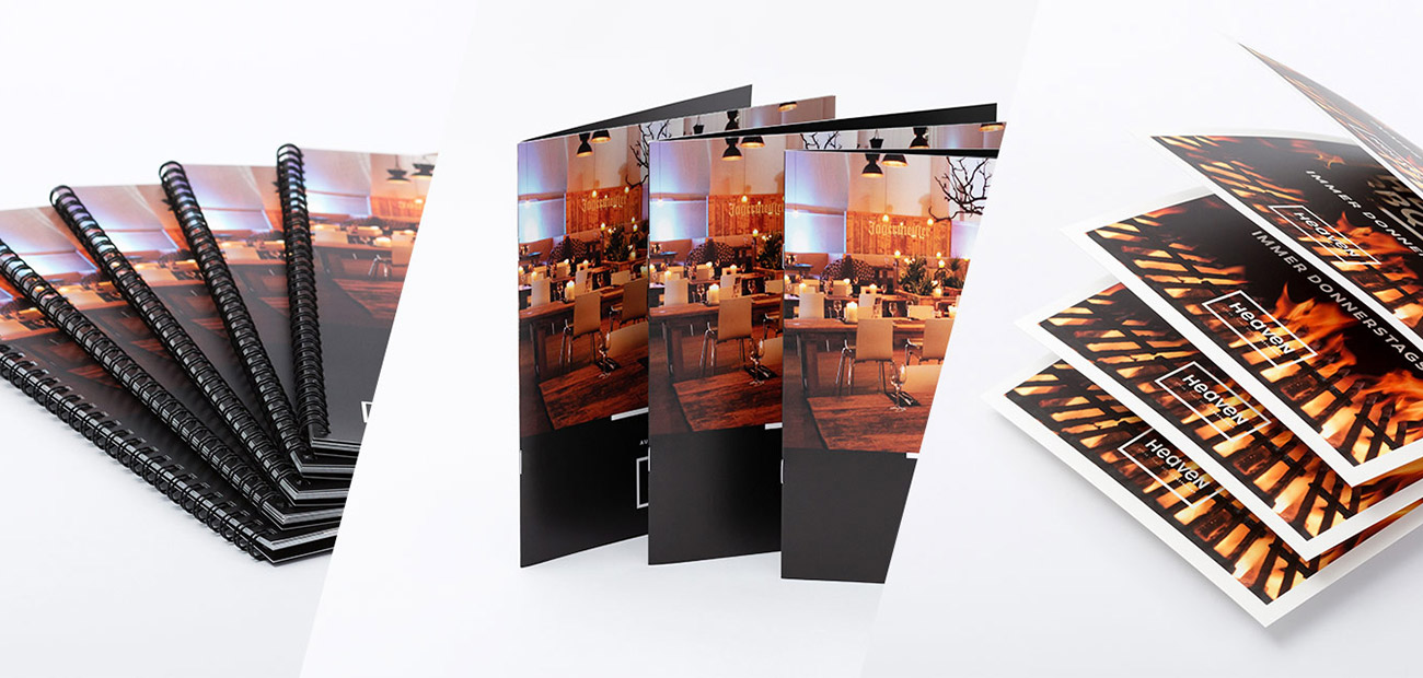 Speisekarten mit Spiralbindung, Speisekarten mit Klammerheftung und Speisekarteneinleger aufgefächert nebeneinander in zueinander passendem Farbton