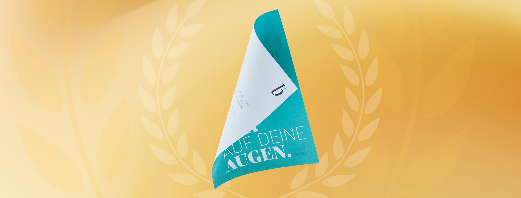 Flyer plano vor Lorbeerkranz