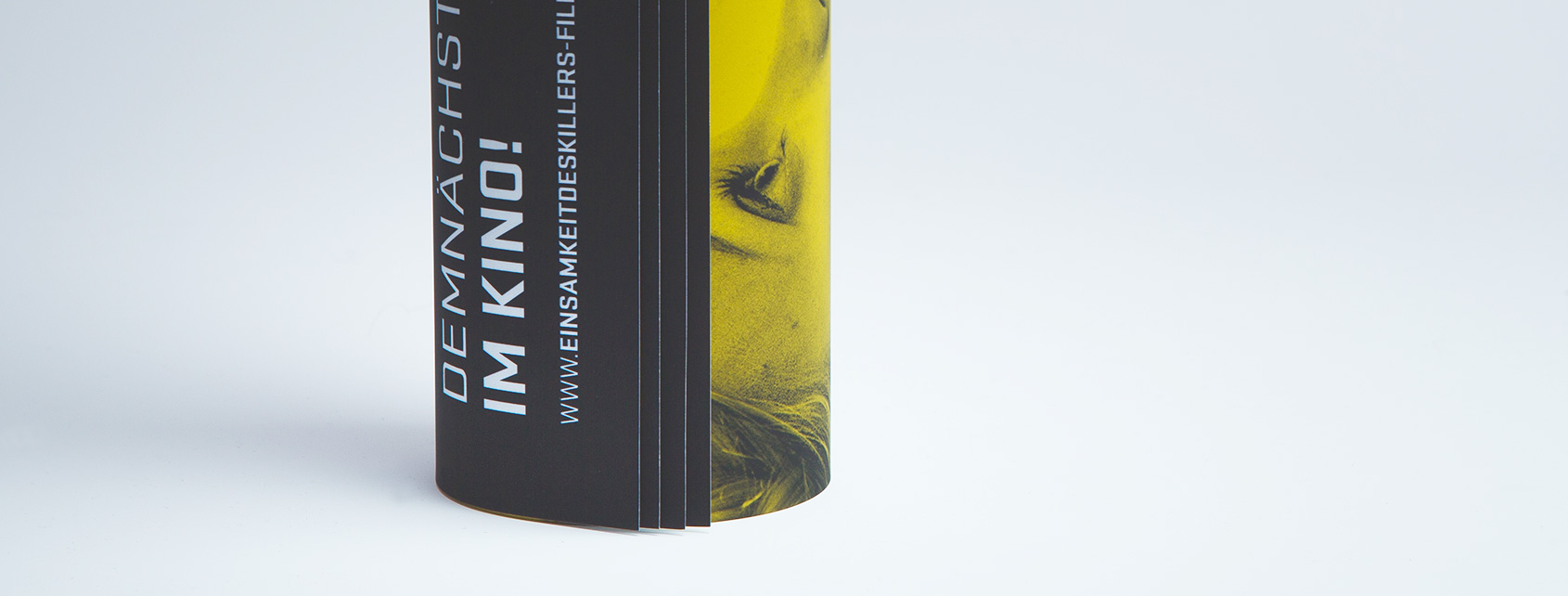 Plakate zu Rolle geformt steht in Bildmitte