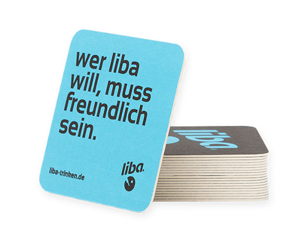 Gezeigt werden die fertigen Bierdeckel von viaprinto. Sie werden online gedruckt und an Empfänger verschickt.