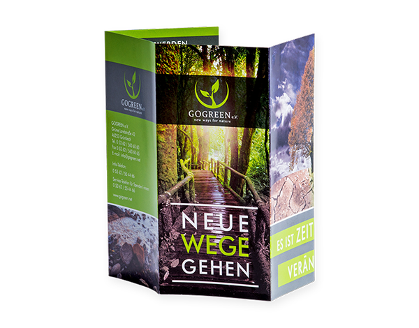 Gezeigt werden die fertigen Flyer Altarfalz geschlossen von viaprinto. Sie werden online gedruckt und an Empfänger verschickt.