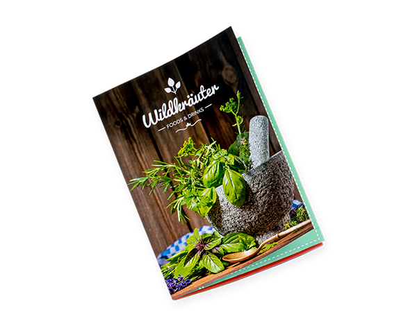 Gezeigt werden die fertigen Flyer Kombifalz von viaprinto. Sie werden online gedruckt und an Empfänger verschickt.