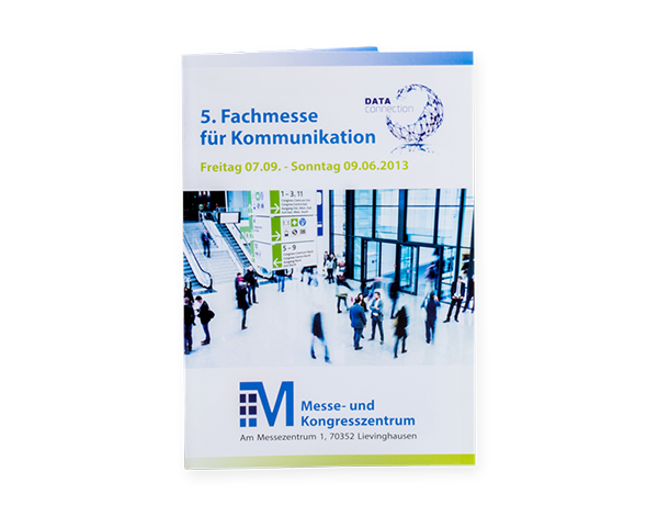 Gezeigt werden die fertigen Flyer Kreuzfalz von viaprinto. Sie werden online gedruckt und an Empfänger verschickt.