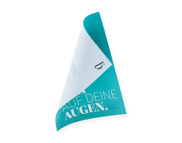 Gezeigt werden die fertigen Flyer von viaprinto. Sie werden online gedruckt und an Empfänger verschickt.