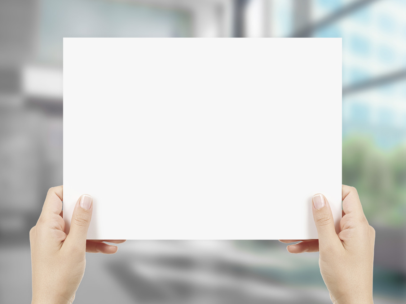 Zu sehen ist das Format DIN A3 quer, Blanko, von einer Hand gehalten.