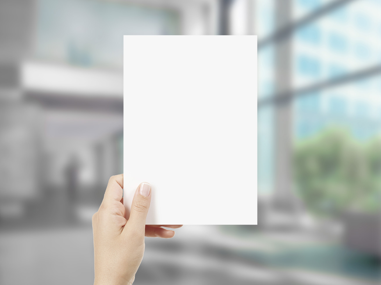 Zu sehen ist das Format DIN A4 hoch, Blanko, von einer Hand gehalten.