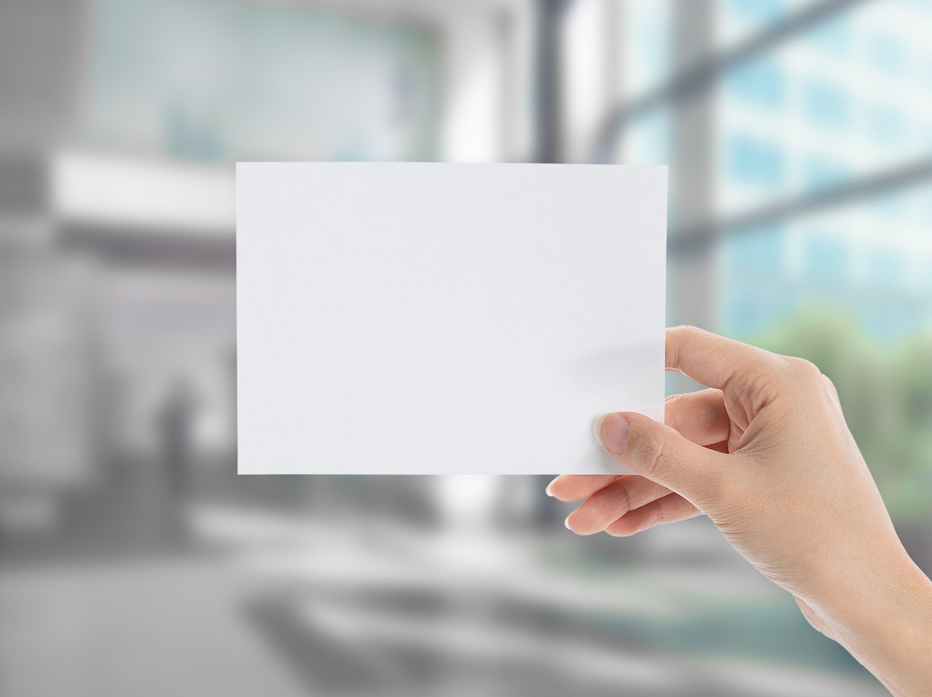 Zu sehen ist das Format DIN A7 quer, Blanko, von einer Hand gehalten.