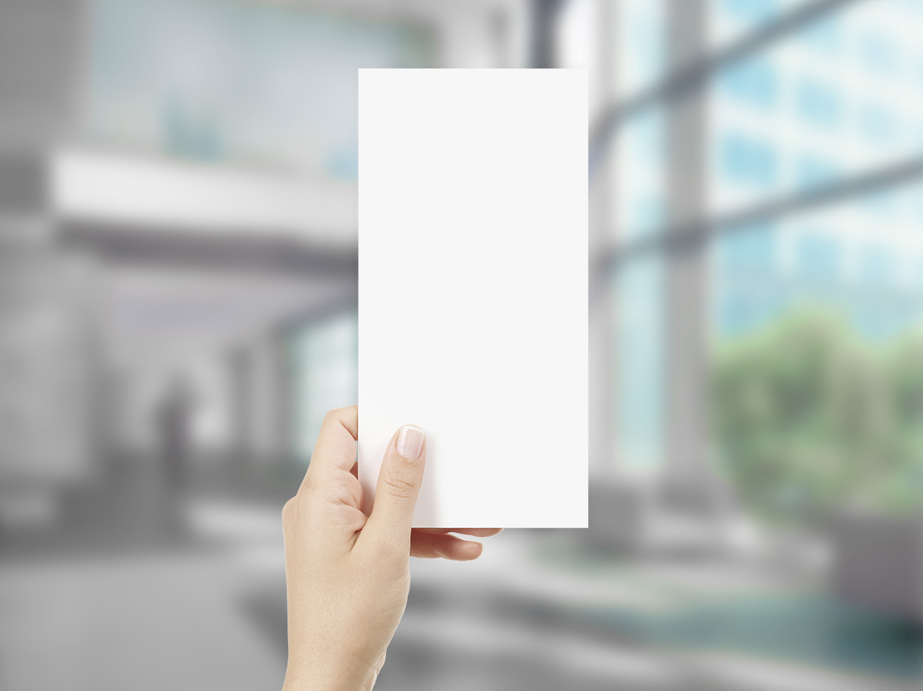 Zu sehen ist das Format DIN lang 105 hoch, Blanko, von einer Hand gehalten.