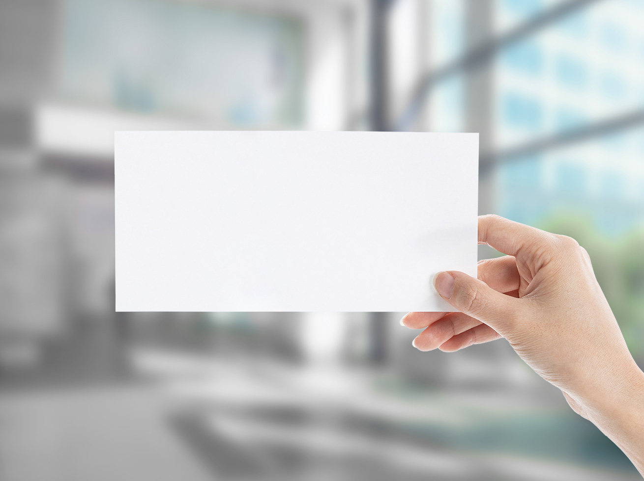 Zu sehen ist das Format DIN lang quer, Blanko, von einer Hand gehalten.