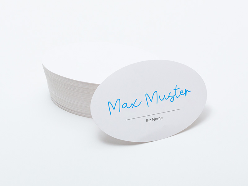 Ein ovealer Aufkleber mit einem blauen, handschriftlich aufgebrachten Namensbezeichnung Max Mustermann.