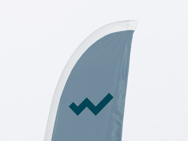 Die Abbildung zeigt die Spitze eines Beachflags in Flügelform mit einem weißen Besatzband