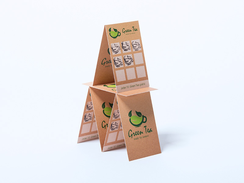 Eine Pyramide aus einzelnen Bonuskarten gebaut.