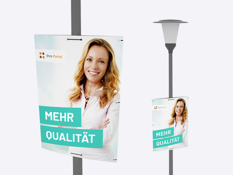 Die Abbildung zeigt zwei Doppel-Hohlkammerplakate, die an zwei Straßenlaternen befestigt wurden.
