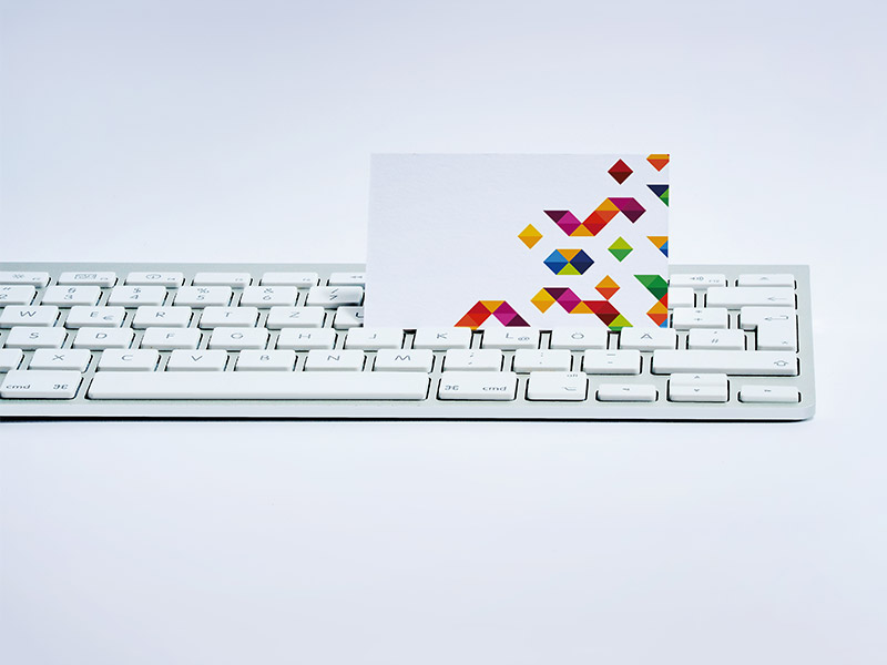 Computertastatur mit einer aufrecht stehenden Farbkernvisitenkarte