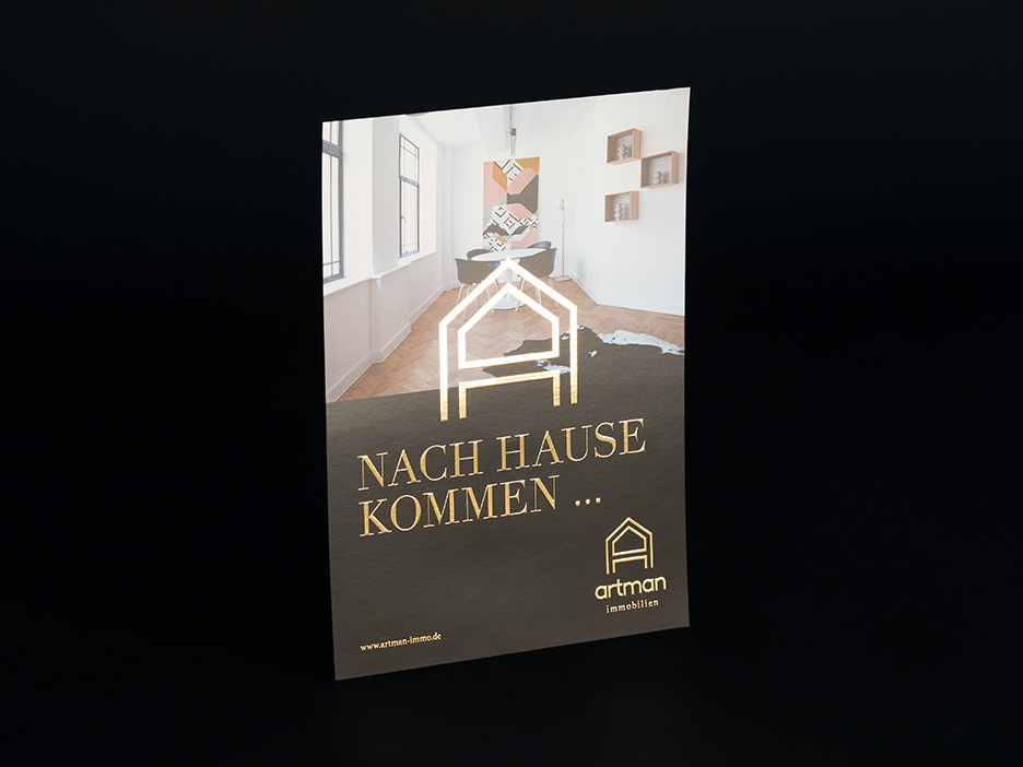 Die Abbildung zeigt einen Flyer im DIN A5 Hochformat mit einer Veredelung aus partieller Goldfolie.