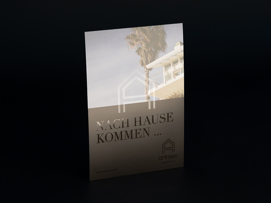 Die Abbildung zeigt einen Flyer im DIN A5 Hochformat mit einer Veredelung aus partiellem UV-Lack.