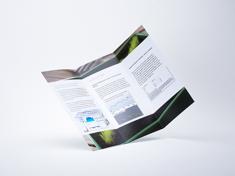 Die Abbildung zeigt einen aufgeklappten Flyer mit Wickelfalz im DIN lang Hochformat.