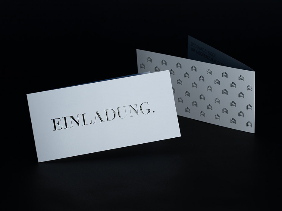 Im Vordergrund die Titelsete und im Hintergrund die Rückseite einer Grußkarte im Querformat mit partieller Veredelung