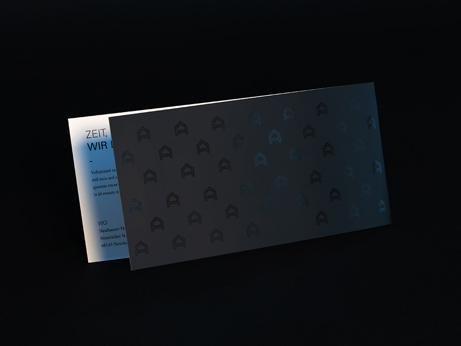 Im Vordergrund die Titelseite und im Hintergrund die Rückseite einer Grußkarte im Querformat mit partiellem UV-Lack