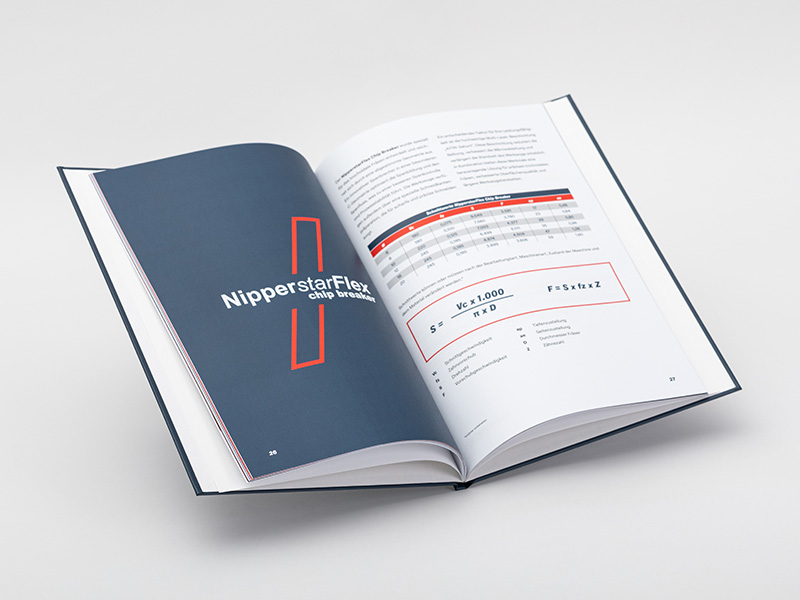 Ein aufgeklapptes Hardcover-Buch im Hochfromat.