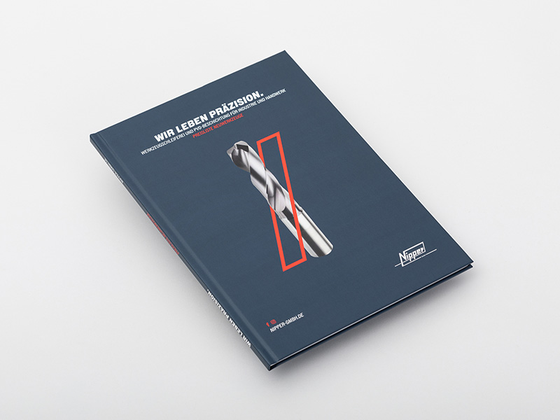 Ein dunkelblaues, leicht schräg liegendes Hardcover im Hochformat.