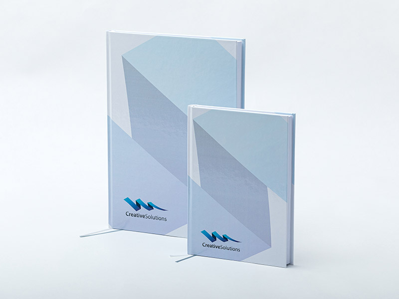 Die Abbildung zeigt ein Notizbuch Hardcover im DIN A4 Hochformat.