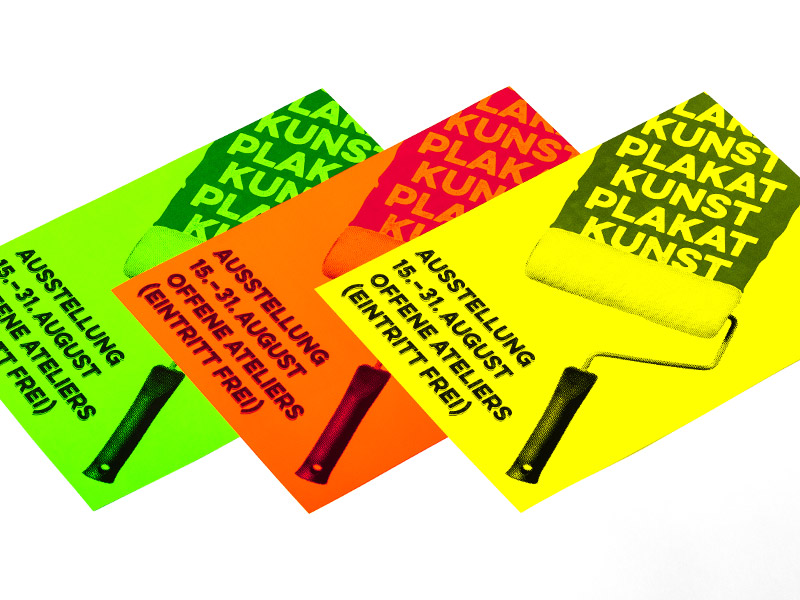 Drei nebeneinander, leicht versetzt liegende Plakate in den drei leuchtenden Neonfarben grün, orange und gelb mit schwarzem Druck.