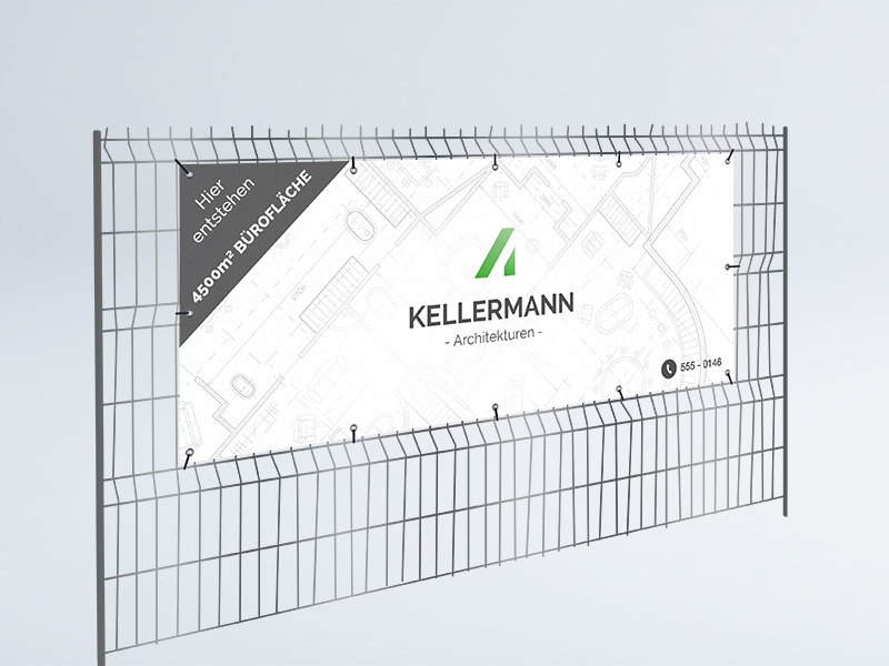 Eine weiße Planen mit Logo an einem Bauzaun exemplarisch montiert.