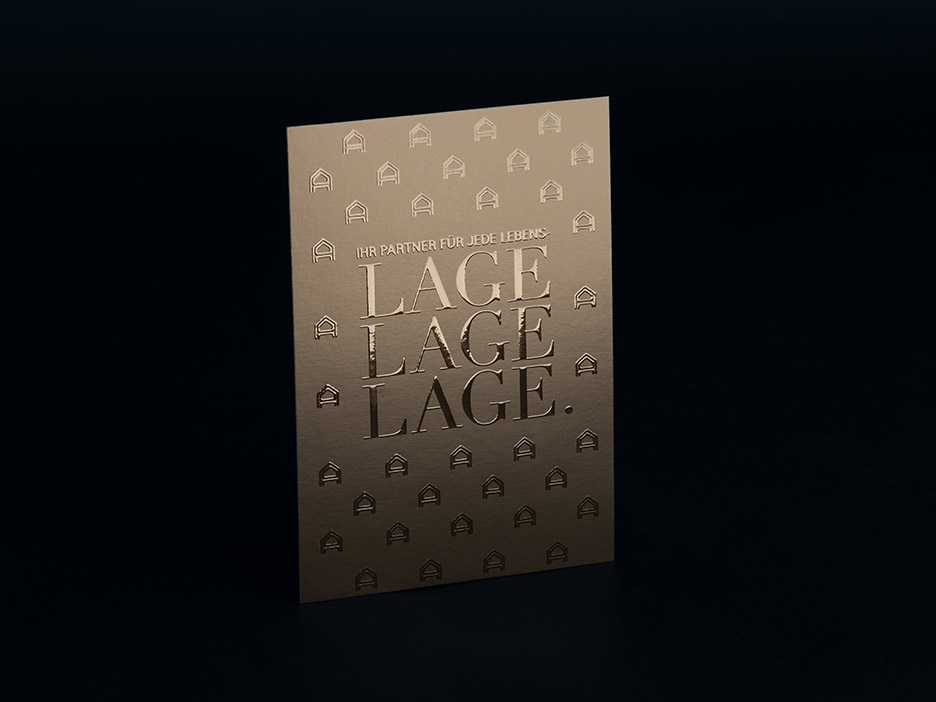 Eine schwarze Postkarte mit haptisch erhabener partieller Veredelung von kleinen Icons in Form von Häusern auf der Vorderseite.