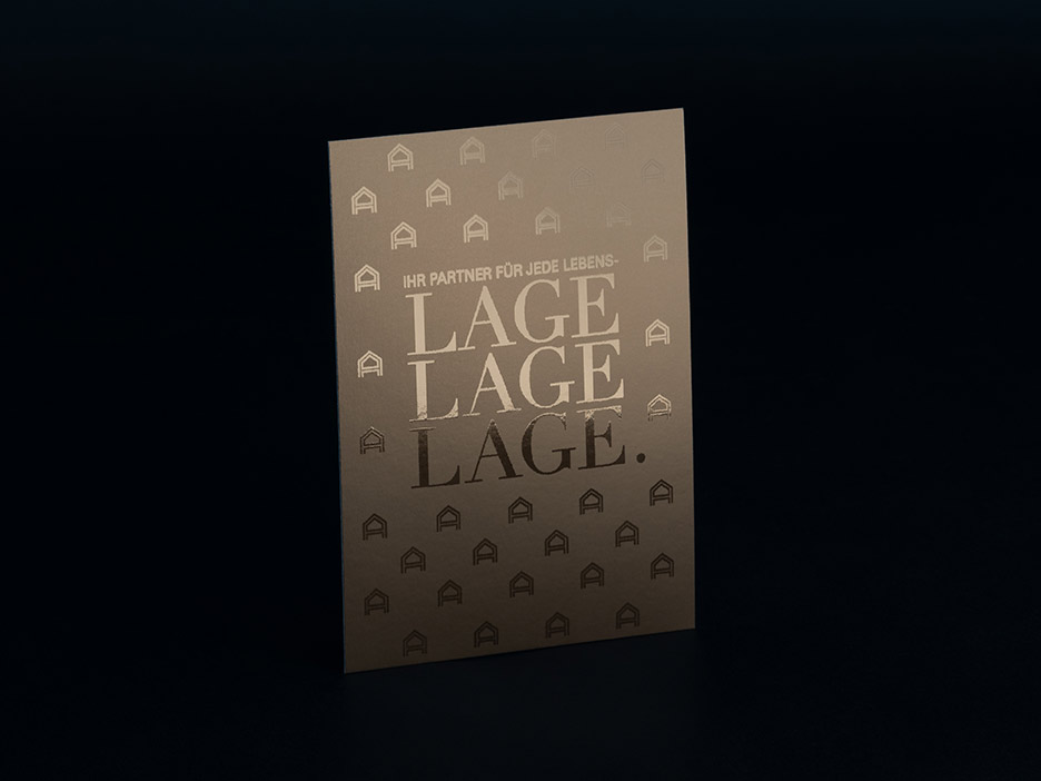 Eine schwarze Postkarte mit erhabenem Releiflack auf schwarzem Hintergrund.