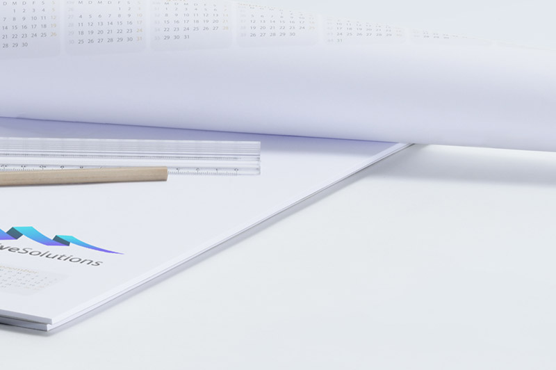 Es sind zwei Schreibtischunterlagen mit einem Lineal und einem Bleistift zu sehen