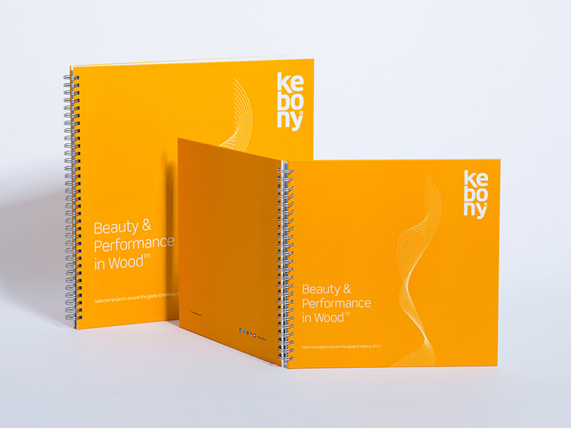 Zwei Exemplare Spiralbindung mit Hardcover in zwei Formaten, stehend