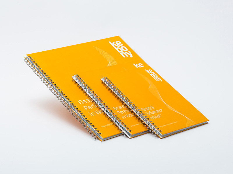 Drei Exemplare Spiralbindungen mit Hardcover in verschiedenen Formaten