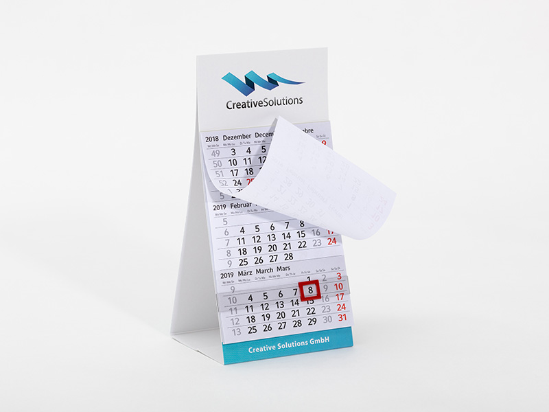 Die Abbildung zeigt einen Tischkalender Mini, bei dem das erste Kalenderblatt nach oben gerollt ist.
