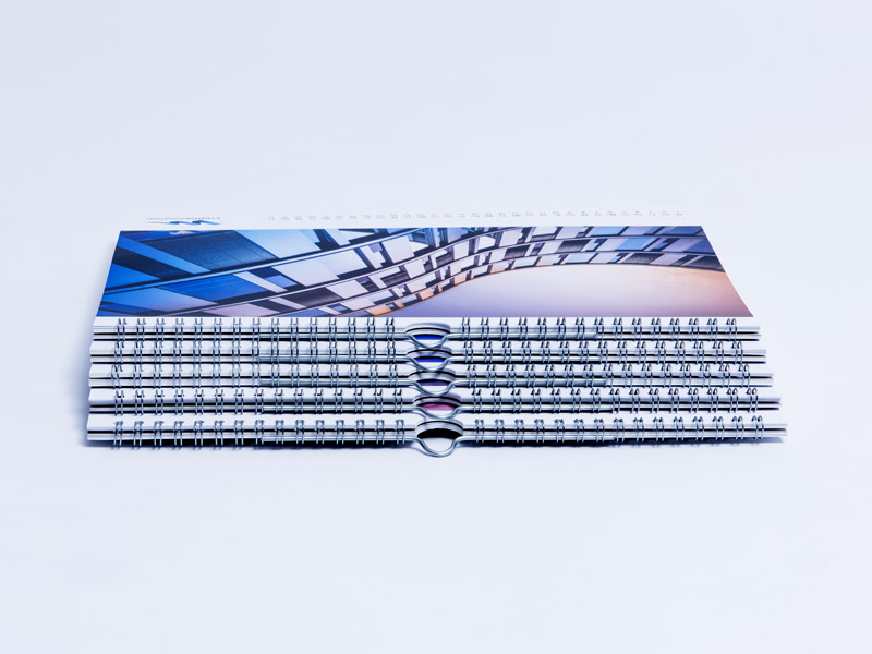 Die Abbildung zeigt einen Stapel Wandkalender im DIN A4 Querformat.